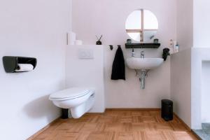 根特Violet Suites的白色的浴室设有卫生间和水槽。