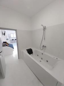 佩里萨East Wind Perissa的一间白色浴室,内设浴缸