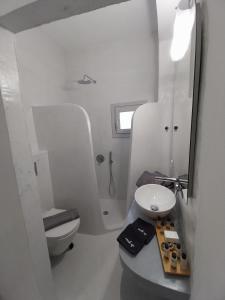 佩里萨East Wind Perissa的白色的浴室设有水槽和卫生间。
