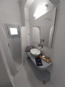 佩里萨East Wind Perissa的白色的浴室设有水槽和镜子