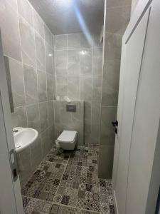 伊斯坦布尔GRAND BELLA VİSTA Hostel的一间带卫生间和水槽的浴室