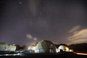 亚喀巴Wadi Rum Gulf camp的星空下的一组圆顶
