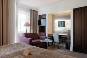 哥德堡瑞典精英酒店的配有一张床和一张书桌的酒店客房
