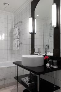 哥德堡瑞典精英酒店的白色的浴室设有水槽和浴缸。