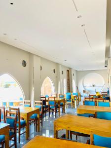 阿布辛贝New Abusimble 2 Hotel & Restaurant的用餐室配有木桌和蓝色椅子