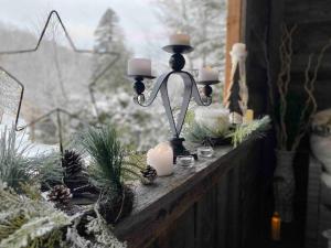 Saint-RaymondCozy Chalet by lake & Nature的一张桌子上放着蜡烛和圣诞装饰