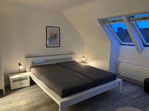 门兴格拉德巴赫TraumAppartment的一间卧室配有床和两张桌子上的灯