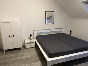 门兴格拉德巴赫TraumAppartment的一间卧室配有床和白色橱柜