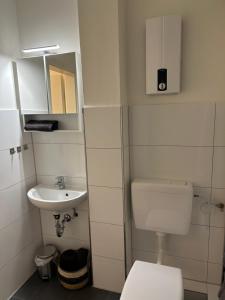门兴格拉德巴赫TraumAppartment的一间带卫生间和水槽的小浴室
