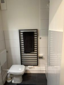 门兴格拉德巴赫TraumAppartment的一间带白色卫生间的浴室和窗户。