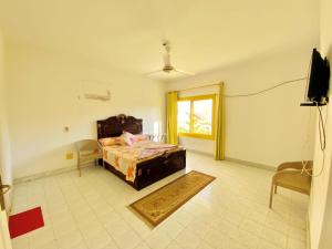 ‘Ezbet el-Ibrâshiفيلا in fayed的一间卧室设有一张床和一个窗口