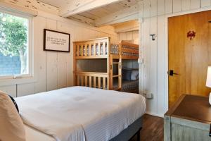 迪伦比奇Dillon Beach Resort的一间小卧室,配有床和双层床