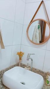 瓜拉派瑞Apart° Grande Lar的浴室设有白色水槽和镜子