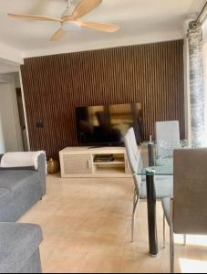 圣波拉Cozy apartment Playa Levante的客厅配有电视、桌子和沙发