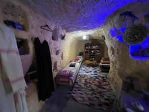 BhalilGrotte Thami的紫色灯火的洞穴客房