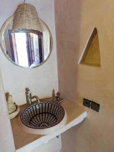 阿格兹Riad Tabhirte的一间带水槽和镜子的浴室