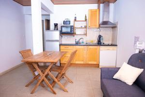 库鲁JDREAMLOC的一间带木桌和沙发的小厨房