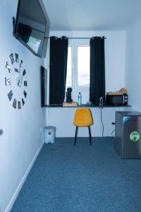 库鲁JDREAMLOC的一间墙上有椅子和时钟的房间