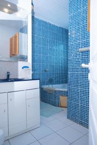 库鲁JDREAMLOC的浴室设有水槽和蓝色瓷砖淋浴。