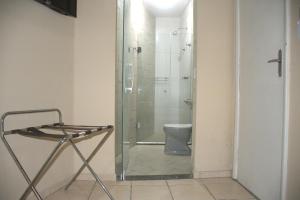 雷森迪Pé da Serra Hotel的一间带卫生间的浴室内的玻璃淋浴间