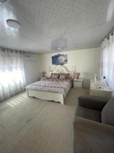 Ad DimnahAl-Karak Countryside and hotel的一间卧室配有一张大床和一张沙发