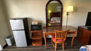 克利尔沃特海湾路酒店的客房设有书桌、冰箱、桌子和椅子。