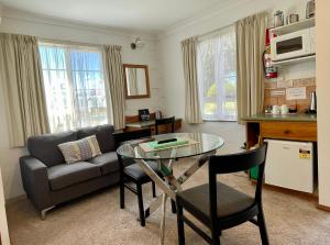 斯旺西Swansea Cottages & Lodge Suites的客厅配有玻璃桌和沙发