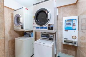 岐阜Hotel Endear Gifu的洗衣房配有洗衣机和烘干机