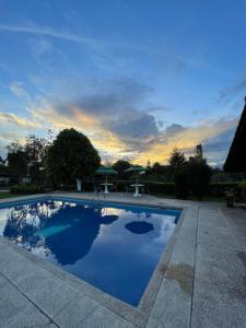 基多Quinta Suria的一座享有日落美景的游泳池