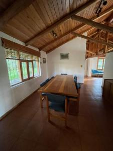 基多Quinta Suria的大房间设有木桌和椅子
