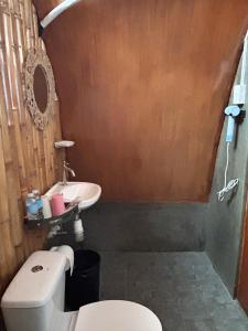 莫阿尔博阿East Holiday Resort Moalboal的浴室配有白色卫生间和盥洗盆。