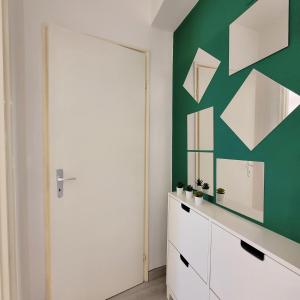 卡拉塔比亚诺La casa di Giada的一间设有绿色白色墙壁和镜子的客房