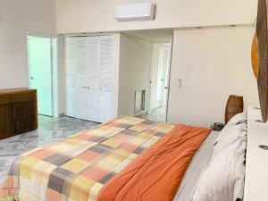 阿卡普尔科Dpto de lujo costera的一间卧室配有一张带彩色毯子的床