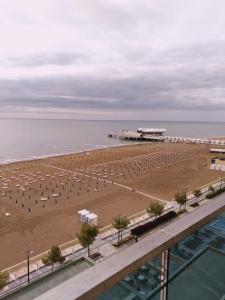 利尼亚诺萨比亚多罗哥伦布酒店的享有海滩美景,配有遮阳伞和海洋美景。