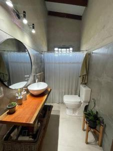 塔夸伦博Chacra El Timbó的一间带水槽、卫生间和镜子的浴室
