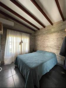 塔夸伦博Chacra El Timbó的一间卧室设有一张床和一个窗口