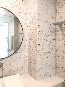 邦劳Fun Hotel的浴室设有镜子和白色水槽