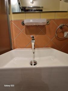 切法卢Sikelia House Cefalù的一个带喷泉的浴室内的盥洗盆