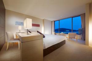 鸟羽图巴国际酒店的酒店客房配有一张床、一张书桌和一台电视。