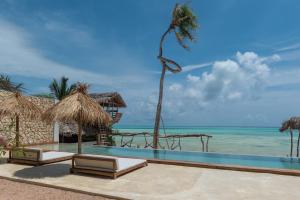 MfumbwiBe Zanzibar Boutique Hotel的海景游泳池