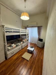 座间味村伊雍齐旅馆的客房设有两张双层床和一张桌子。