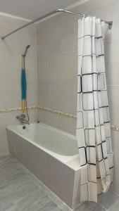 博斯特里Luxury-Family-Cottage的带浴缸和浴帘的浴室