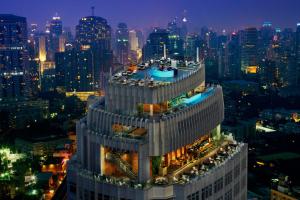 曼谷曼谷素坤逸萬豪酒店 的夜晚高楼的景色