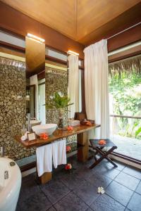 长滩岛Mandala Spa & Resort Villas的一间带水槽和镜子的浴室