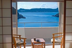 胜浦市那吉西亚酒店的客房可从窗户欣赏到海景