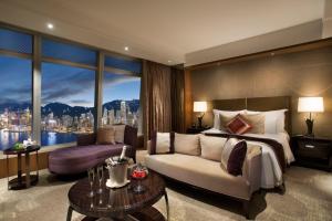 香港丽思卡尔顿酒店的一间卧室配有一张床、一张沙发和一个窗口