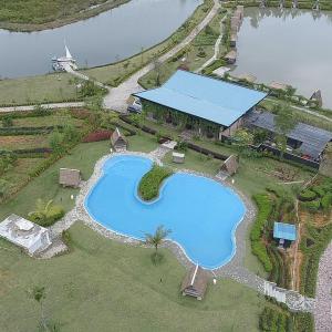 拉古洼"D'BAMBOO KAMP" Desa Wisata Ekang的大楼旁游泳池的顶部景色