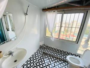 河内T - Apartment的一间带水槽和卫生间的浴室以及窗户。