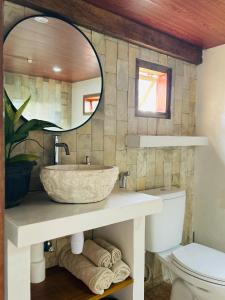特特巴图Santai House的一间带大型石质水槽和镜子的浴室
