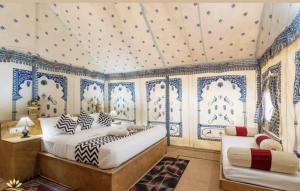 Club Desert Safari Jaisalmer客房内的一张或多张床位